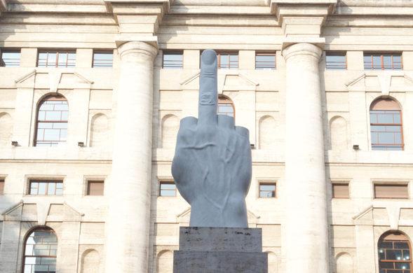  L. O. V. E. (Il Dito), de Maurizio Cattelan (2010)