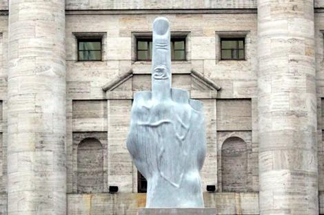 L. O. V. E. (Il Dito), de Cattelan na Piazza Affari, Milão