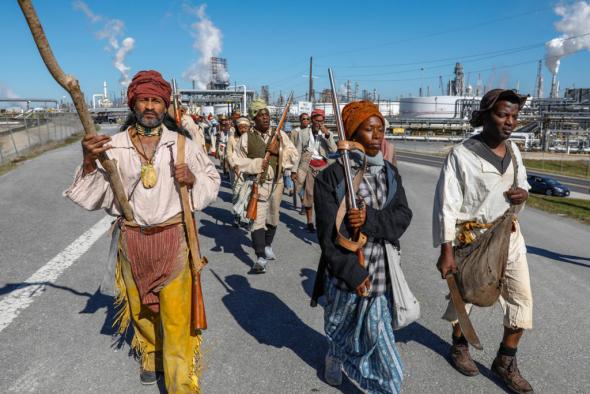 Documentação de Slave Rebellion Reenactment, uma  performance com a comunidade iniciada por Dread Scott. Entre 8 e 9 de novembro de 2019 nos arredores de Nova Orleães. Fotografia de Soul Brother