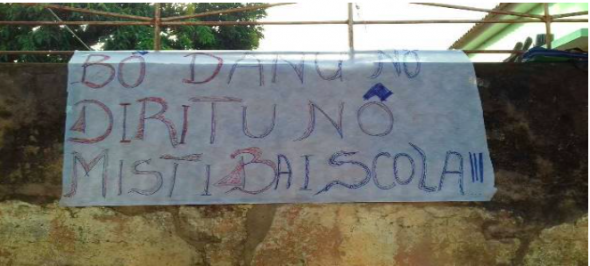 Dístico em crioulo da Guiné-Bissau. BÔ DANU NÔ DIRITU NÔ MISTI BAI SCOLA que significa DÊ-NOS O NOSSO DIREITO, QUEREMOS IR À ESCOLA. Foto RSM&amp;CP