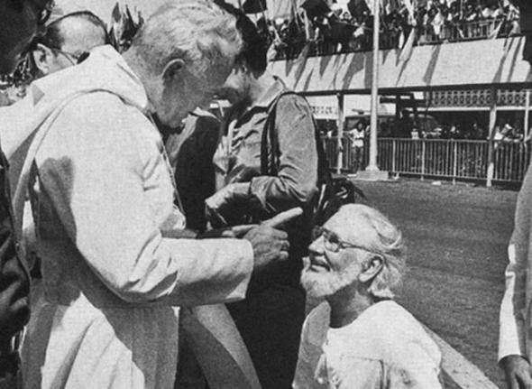 João Paulo II no Aeroporto de Manágua, repreende Ernesto Cardenal por fazer parte do governo de esquerda da Nicarágua.