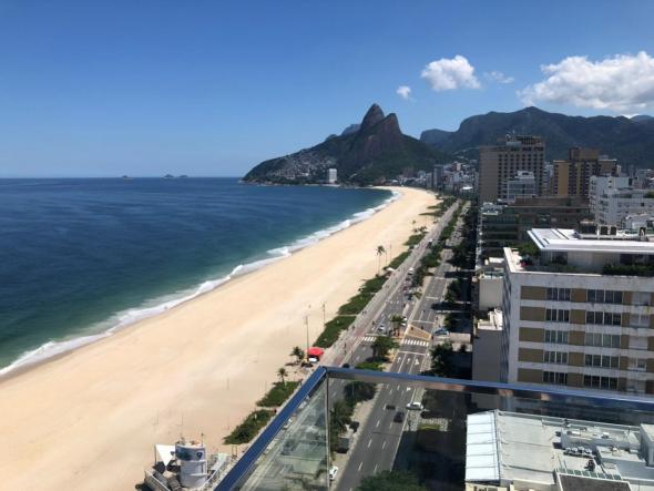 A praia de Ipanema durante a quarentena