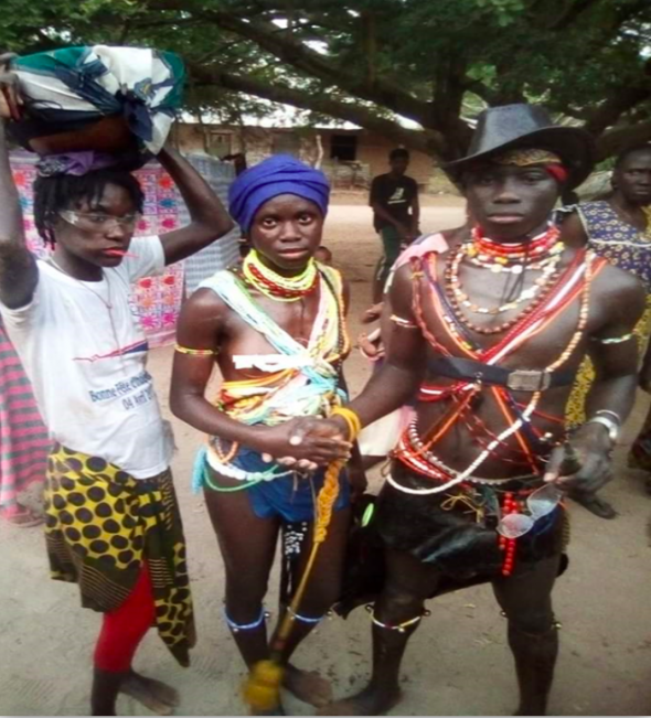 Festa de noivado, em Caio. Catchituram (homem) e butchagra (mulher), de mãos dadas, acompanhados pela melhor amiga, que canta, dança, borrifa água ao rapaz. Espólio de Amélia da Silva