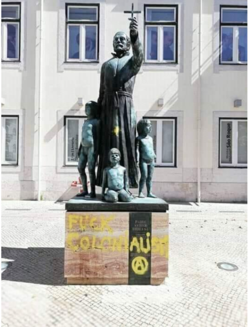 Estátua do Padre António Vieira pichada com a frase, 'Fuck colonialism', em 2019.