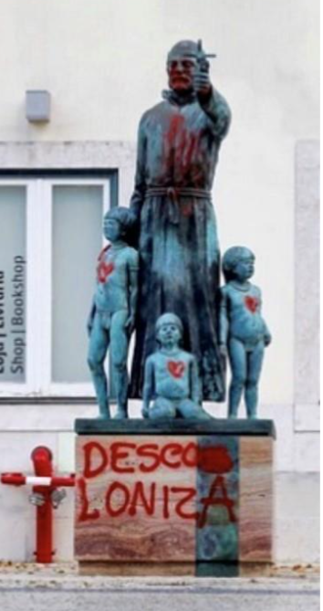 Estátua do Padre António Vieira pinchada em 2020 com a palavra 'Descoloniza' e o uso de tinta vermelha para representar a brutalidade das missões evangélicas, e os respetivos corações indígenas.