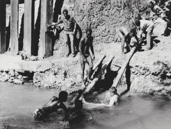 Luso - Junho 74. Obra de captação de água no Rio Luena, perto do Quartel.