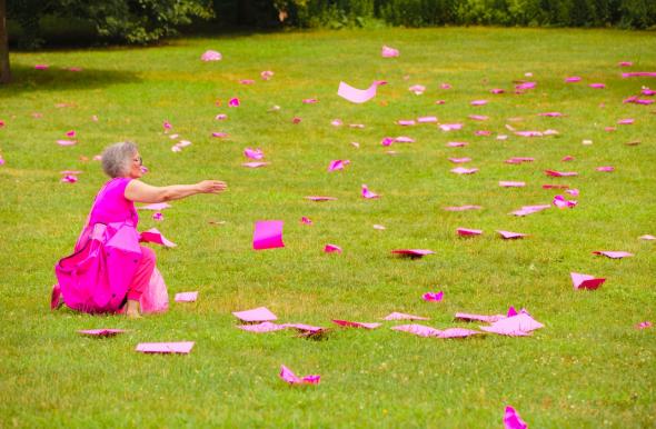 Maren Hassinger, Brooklyn Museum, Performance in the Park, Maren Hassinger’s Pink Trash, July 23, 2017 parte de We Wanted a Revolution, Black Radical Women, 1965-85, 21 de abril a 17 de setembro de 2017, fotografia Colin Mendez, Brooklyn Museum