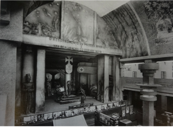 Um aspecto da sala de Exposições. Fonte Maria do Carmo Serén. A Porta do meio a Exposição Colonial de 1934. Fotografias da casa Alvão. Porto Centro Português de Fotografia, 2001.