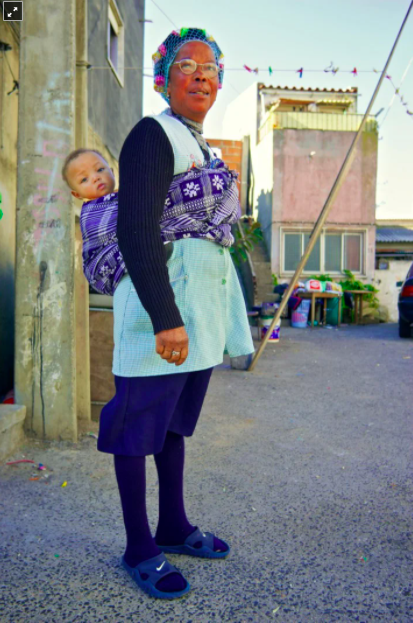 As cerca de 60 imagens de mulheres africanas que compõem a publicação foram seleccionadas do acervo iconográfico da historiadora, acumulado ao longo de décadas de pesquisa JOOST DE RAEYMAEKER