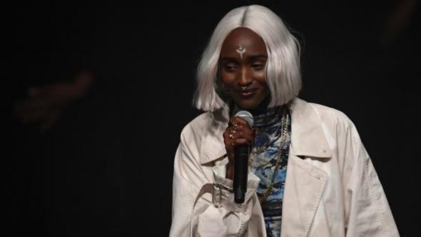 Marie-Pierra Kakoma, uma jovem prodígio belga à beira do pop e do rap, no palco Trans no ano passado. Damien MEYER / AFP