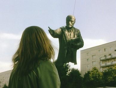 Cena do filme Adeus Lênin (2003), de Wolfgang Becker