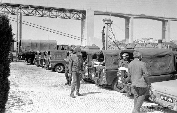 Embarque de tropas para África em 12 de Abril de 1969. A vigilância da Polícia Militar é bem visível em algumas fotos deste embarque de tropas. Aqui estão os polícias militares de regresso ao jeeps. Quantos seriam?