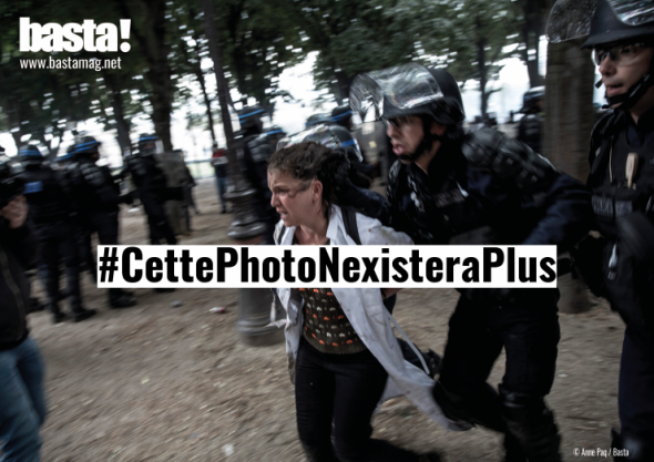 Une infirmière est tirée par les cheveux après avoir été mise à terre lors de la manifestation des soignants à Paris. 16 juin 2020 © Anne Paq