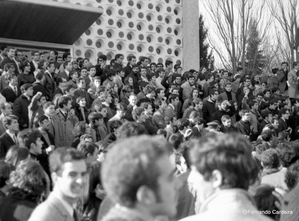 Manifestação na escadaria da Cantina da Cidade Universitária, Lisboa, 20 Nov. 1968