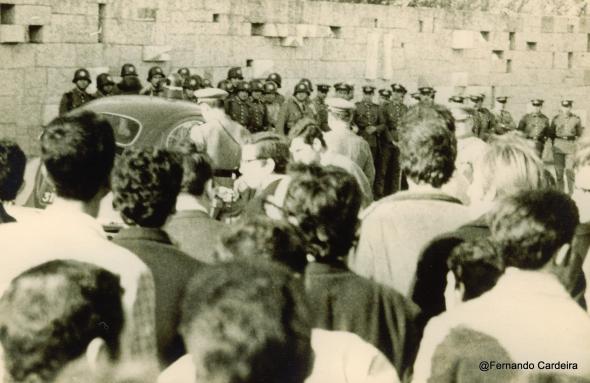 Manifestação na escadaria da Cantina da Cidade Universitária, Lisboa, 20 Nov. 1968