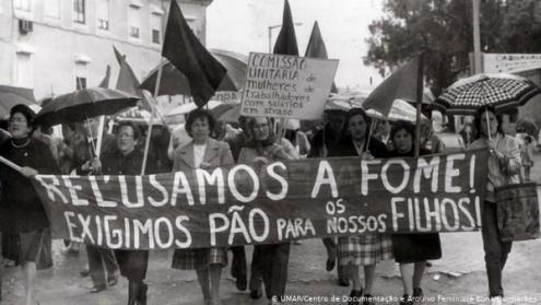 Mulheres de Abril na imagem manifestação de mulheres 'Recusamos a fome'. Foto da UMAR Centro de Documentação Elina Guimarães