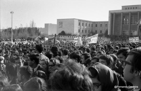 Manifestação de 20 de Novembro de 1968 na Universidade de Lisboa. Em frente à Reitoria.
