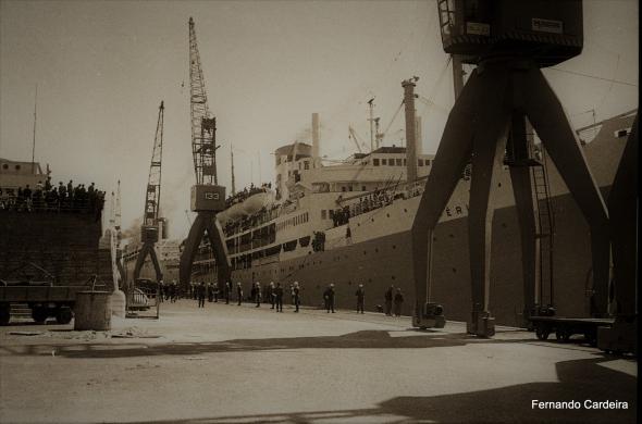 Destaco a vigilância da Polícia Militar que é bem visível em algumas fotos deste embarque de tropas para Moçambique em 12 de Abril de 1969.