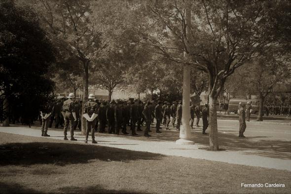 Embarque de tropas para África em 12 de Abril de 1969. A vigilância da Polícia Militar é bem visível.