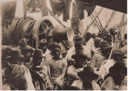 Trabalhadores Angolanos a bordo do Paquete Malange com destino a São Tomé. Fotografia de William Cadbury, Dezembro de 1908 Arquivo de História Social (ICS)