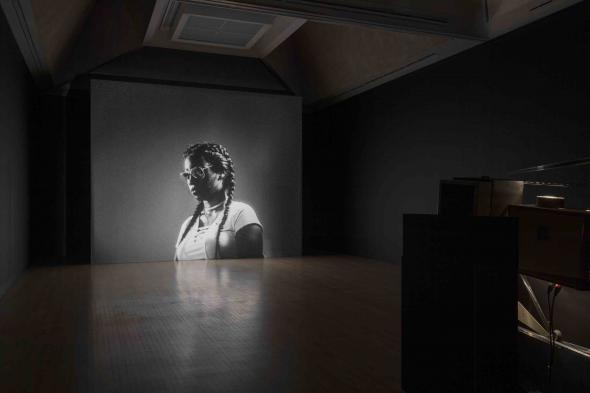 Luke Willis Thompson, autoportrait (2017). Installation view, Tate Britain, London, 2018. Commissioned by Chisenhale Gallery and produced in partnership with Create. Courtesy of the artist; Hopkinson Mossman Wellington; and Galerie Nagel Draxler Cologne/Berlin. Photo Tate (Matt Greenwood) 