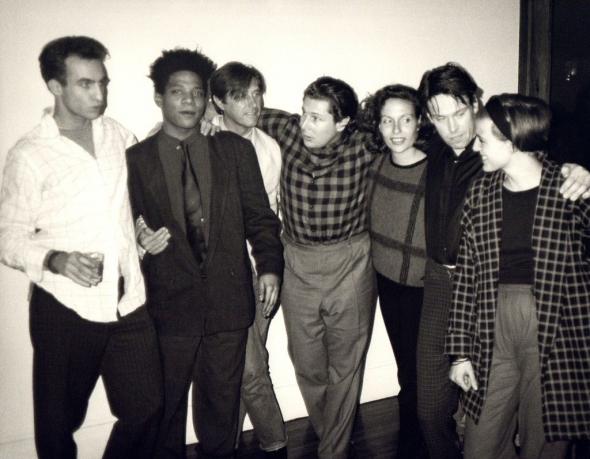 Andy Warhol. Andy Warhol, Fotografia de Jean-Michel Basquiat, Bryan Ferry, Julian Schnabel, Jacqueline Beaurang, Paige Powell, e outros numa festa no apartamento de Julian Schnabel, 1985, 1985. Hedges Projects