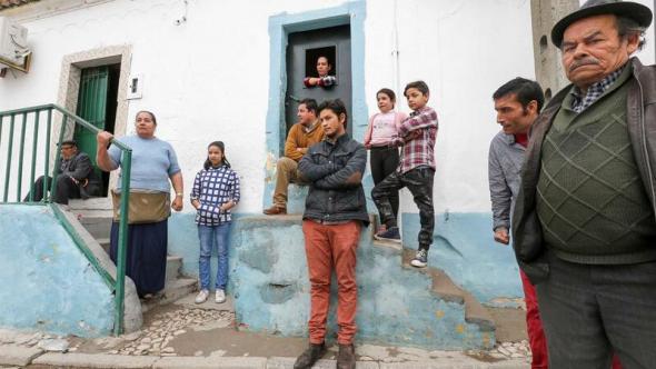 Madalena Martins (esquerda) comprou casa no centro da vila da Póvoa de S. Miguel, onde todos os filhos moram. E Mário Raul André (esq.) diz que a avó já ali vivia© Paulo Spranger / Global Imagens