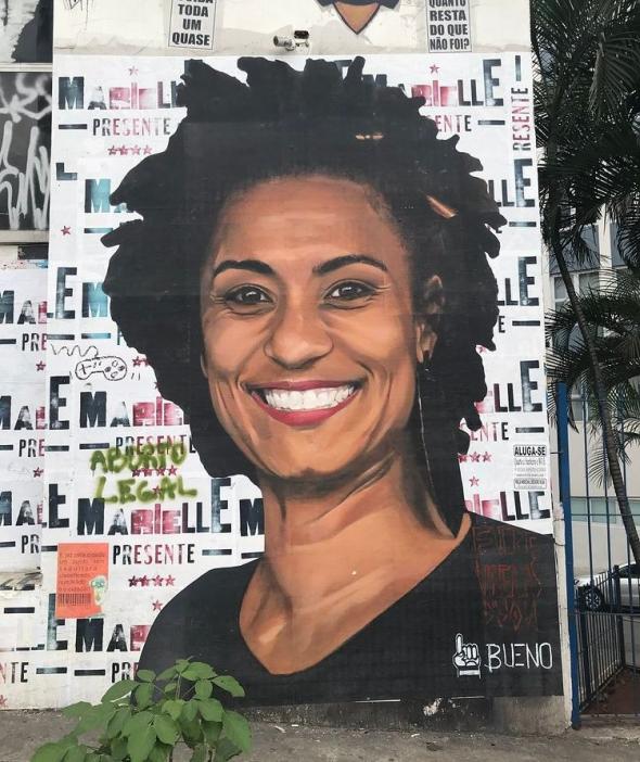 Retrato de Marielle Franco pelo artista Luis Bueno numa rua de São Paulo