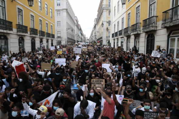 A Black Lives Matter protest in Lisbon, Portugal on June 6, 2020, following the death of George Floyd in the US [MANUEL DE ALMEIDA/EPA-EFE]