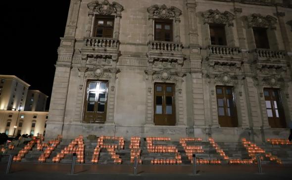 Depois do assassinato de Marisela Escobedo, a população de Chihuahua rodeou o Palácio do Governo com velas durante dias. (Debate)
