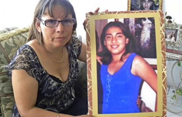 Marisela Escobedo com a fotografia da filha Rubi, assassinada pelo companheiro. (Reporte Índigo) 