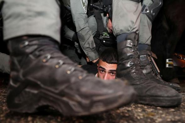 polícia israelita detém um manifestante palestiniano no bairro Sheikh Jarrah, em Jerusalém Ocidental