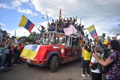 Entrada de indígenas de Cauca em Cali, aplaudidos pelos manifestantes (Ernesto Guzman JR EFE)