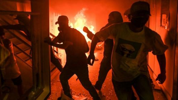 Pelo menos quatro pessoas morreram em Cali, no dia em que assinalou um mês do início dos protestos (Getty Images)