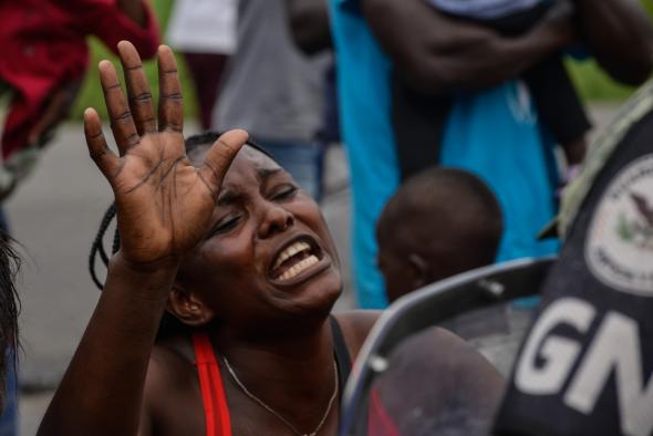 Isabel Mateos - Migrante africana protesta na Estação Século XXI, em Tapachula.