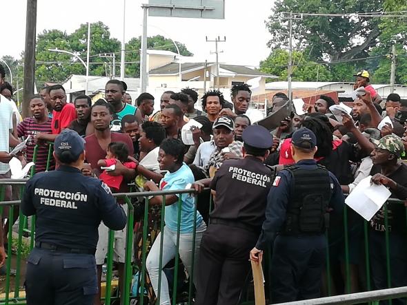 A  Polícia Federal tenta travar a entrada de migrantes africanos no acesso à Estação Migratória 