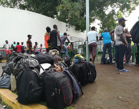 Migrantes africanos à espera de ser chamados para iniciar o processo de salvo-conduto