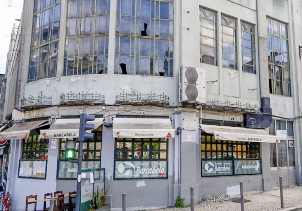 O antigo Cinema Rex (acima) e a garagem onde funcionava o Real Colyseu de Lisboa, testemunhas dos primeiros anos da avenida.