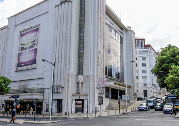 O Cinema Império não resistiu aos centros comerciais e hoje é um templo pentecostal.