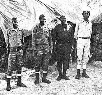 Dirigentes da UNITA em TERRA LIVRE DE ANGOLA (Fevereiro de 1978). Savimbi e Shiwale à direita.