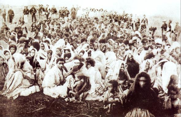 Os últimos sobreviventes de Canudos feitos prisioneiros. Foto de Flávio de Barros (1897). A mais célebre fotografia que Flávio de Barros realizou nos últimos dias da Guerra de Canudos (setembro/outubro 1897) e cujos originais estão preservados no Arquivo Histórico do Museu da República, no Rio de Janeiro. A Guerra de Canudos foi primeiro grande conflito interno no país registrado pelas lentes de uma câmara fotográfica.