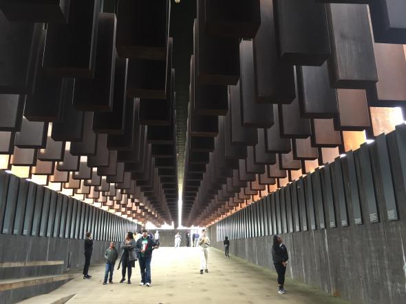 The Lynching Memorial (The National Memorial for Peace and Justice), Equal Justice Initiative, 2018. Montgomery, Alabama. Cortesia, Marita Sturken