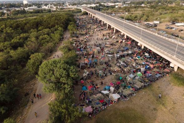 Há bastantes anos que milhares de haitianos migram ilegalmente para os Estados Unidos, mas nas últimas semanas o movimento ganhou uma pexpressão inusitada (Julio Cortez - AP)