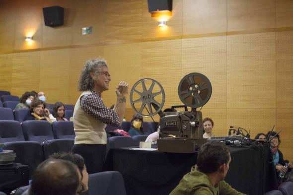 Naomi Uman na apresentação dos filmes da residência de criação em 16mm, realizada pelo seminário sob orientação da realizadora. Foto de Candela Soutos, Doc's Kingdom 2021. 
