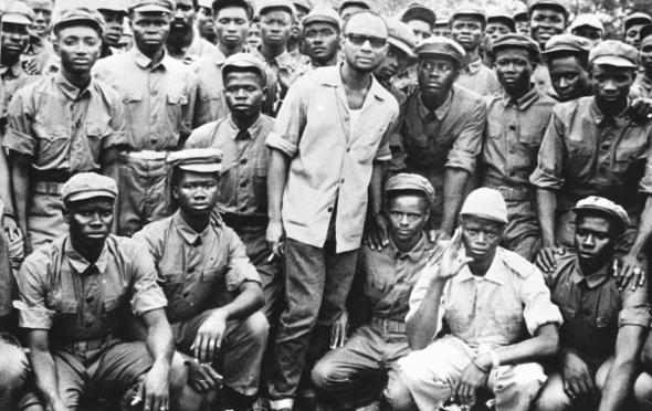 Amílcar Cabral com grupo de jovens combatentes que receberam treino militar na China, 1961-65. Arquivo Casa Comum