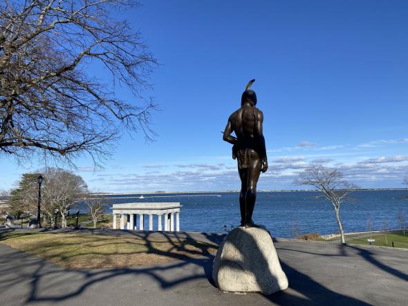 Estátua de Osamequen, um dos líderes Wampanoag, que lidou com a chegada dos pais pereginros (CNN)