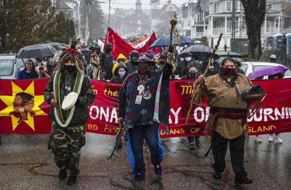 Manifestação pelo Dia Nacional de Luto em Plymouth (Boston Globe)