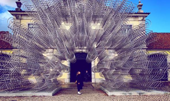 Sara F. Costa na Cordoaria Nacional, em frente à exposição 'Rapture' de Ai Weiwei