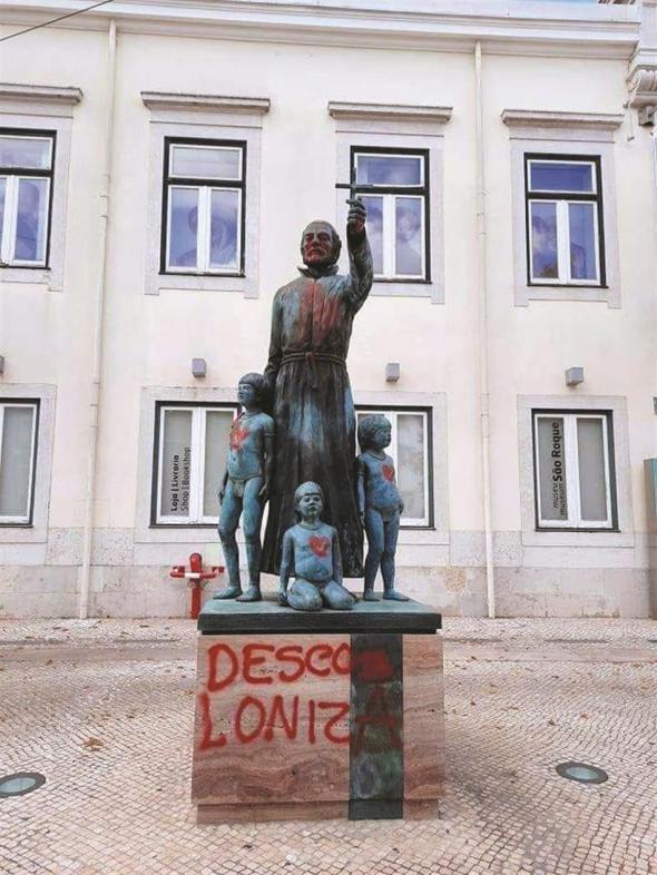 Estátua do Padre António Vieira vandalizada em Junho de 2020.