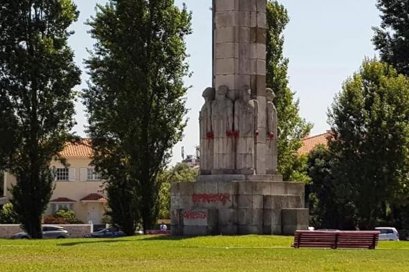 Monumento ao 'esforço colonizador', Praça do Império, Porto, vandalizado em 2018.